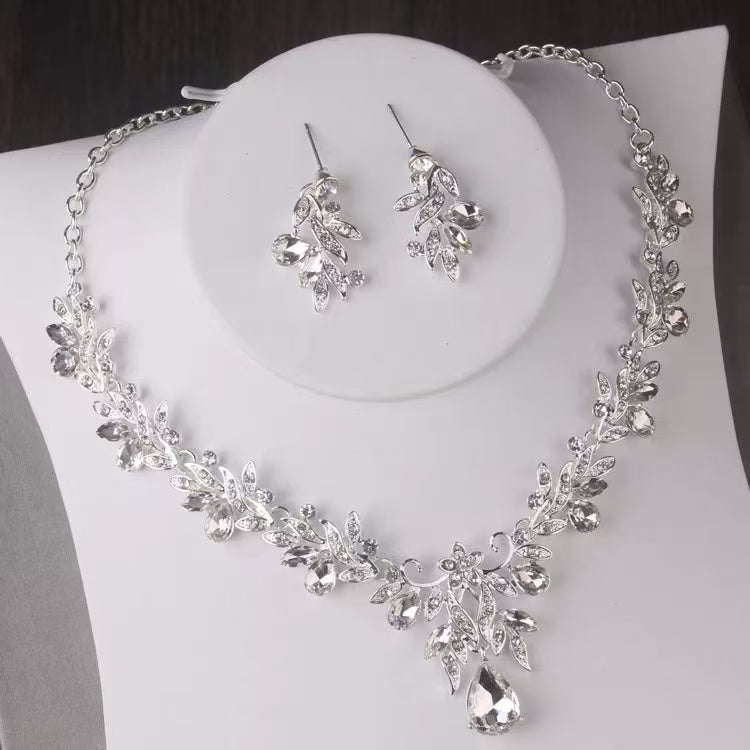 1LT68K Fashion necklaces and earrings, tiara