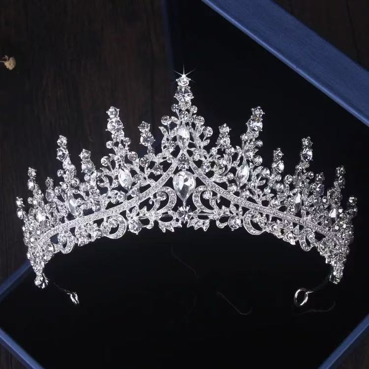 1LT68K Fashion necklaces and earrings, tiara