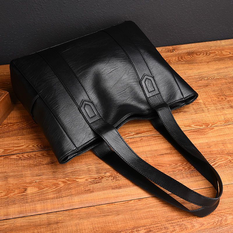 2XE98B Fashionable leather bag