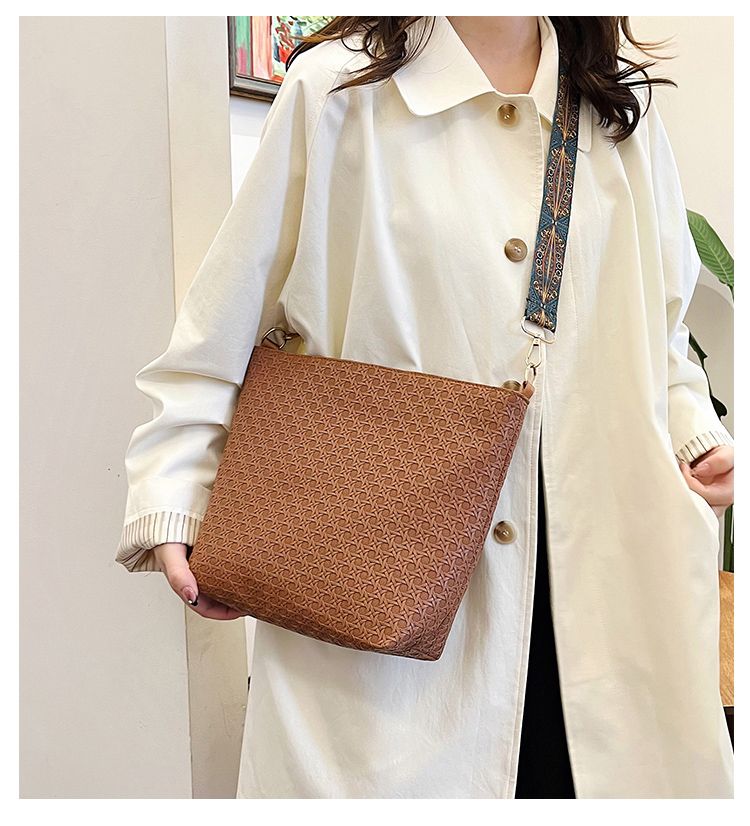 2XE65B Fashionable leather bag