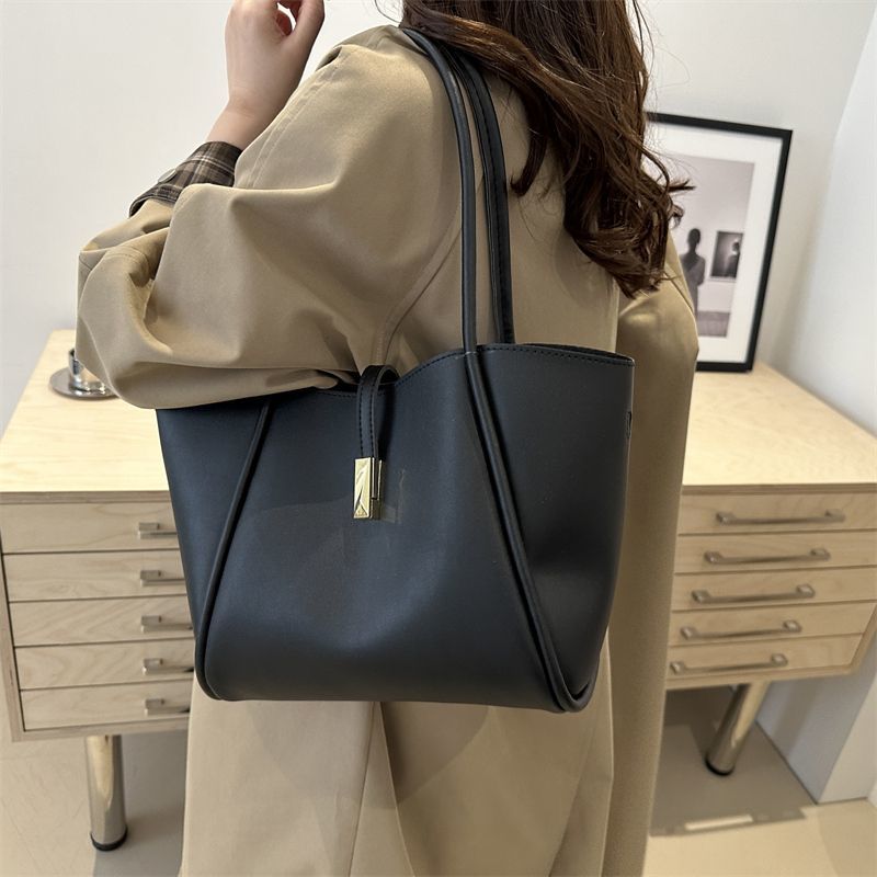 2XE37B  Fashionable leather bag 