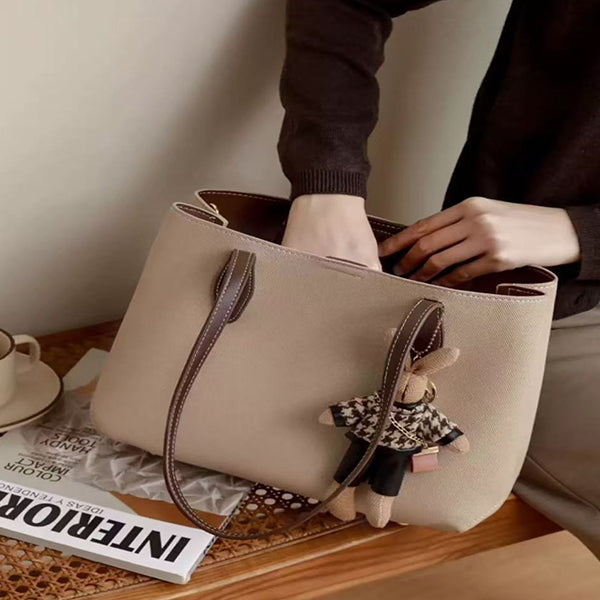 1XE65B  Fashionable leather bag 